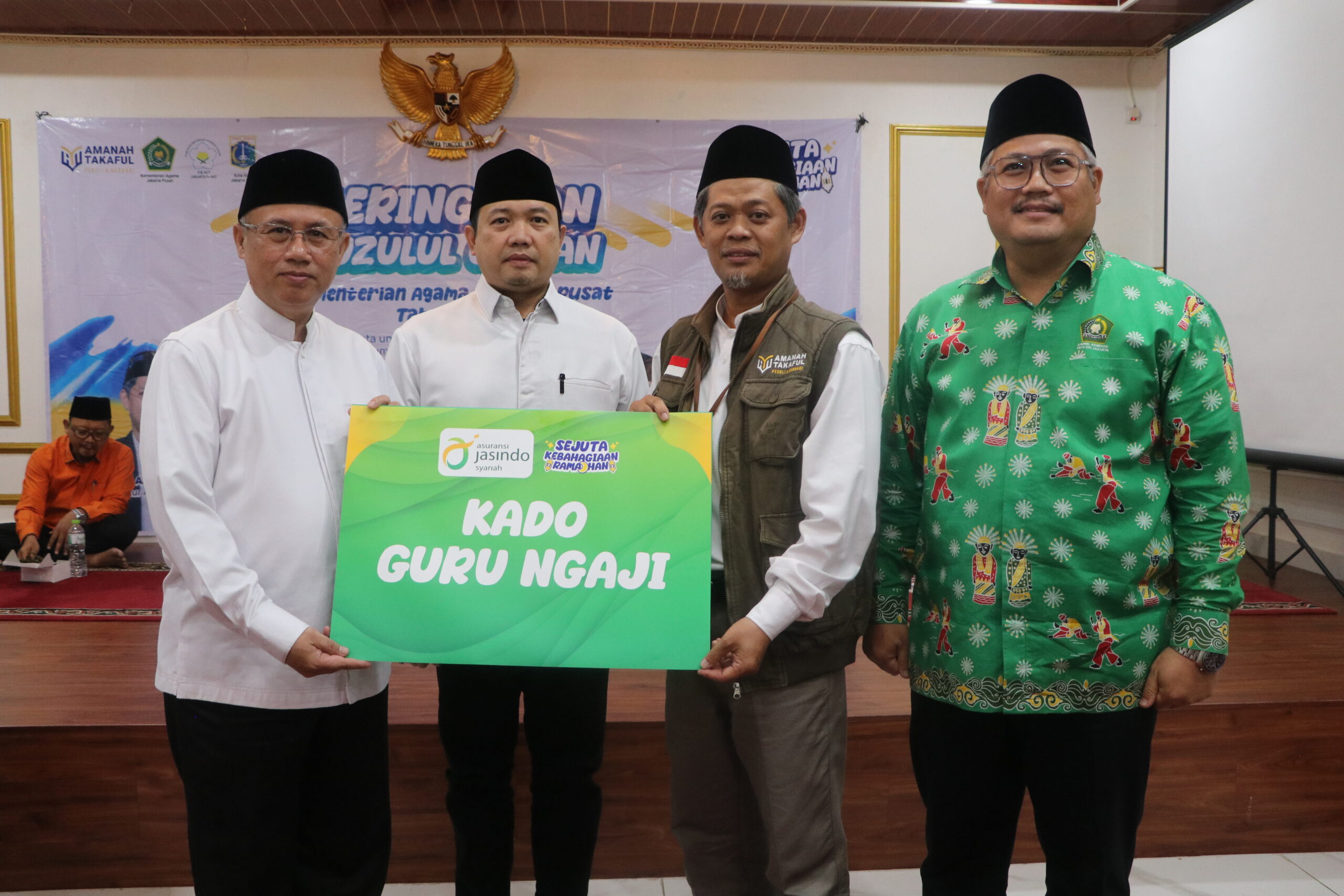 Tebar 1000 Qur’an dan Kado Guru Ngaji di Peringatan Malam Nuzulul Qur’an Bersama Kankemenag Jakarta Pusat