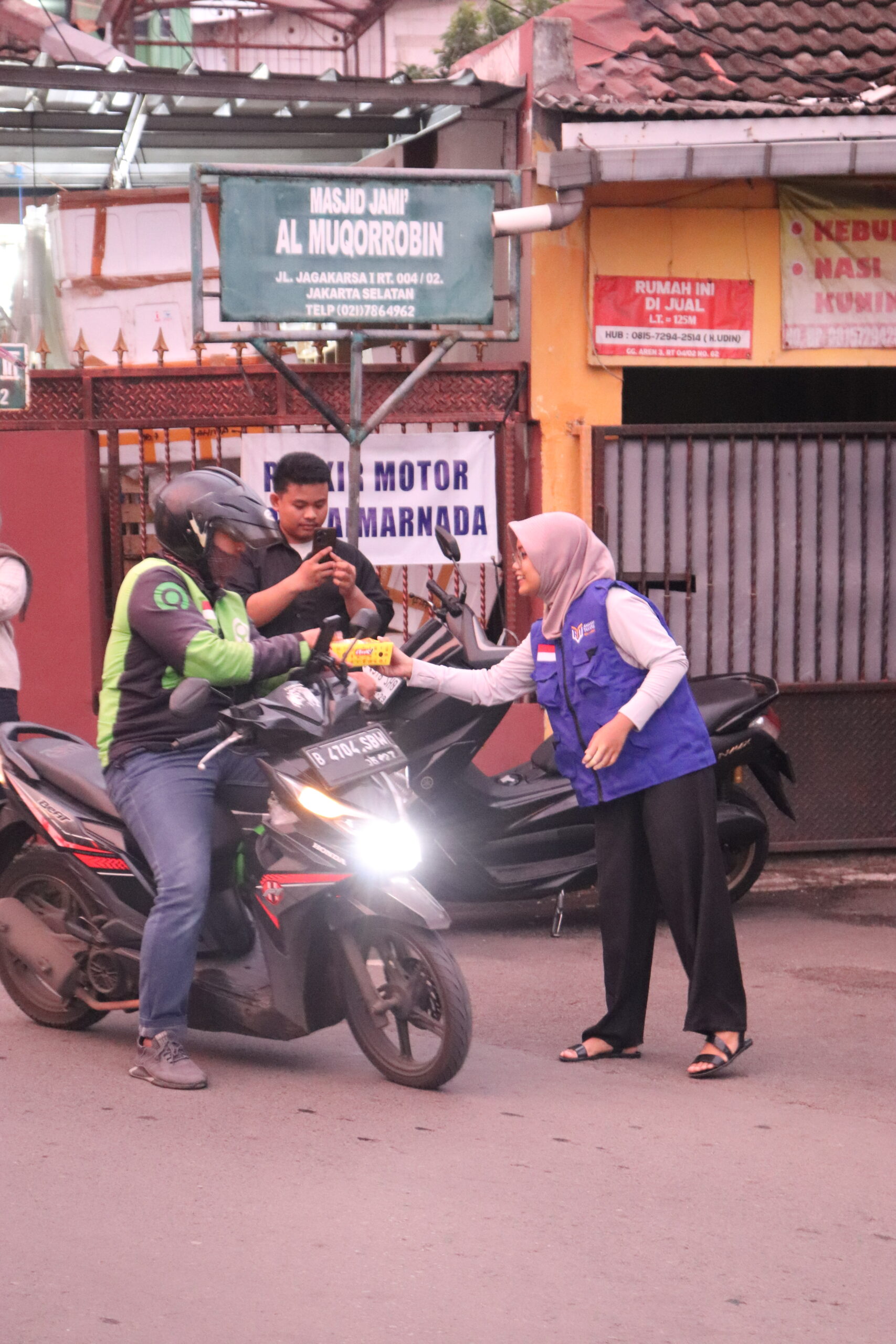 Berkah Ramadhan: Amanah Takaful Bagikan Hidangan Buka Puasa untuk Para Pengguna Jalan