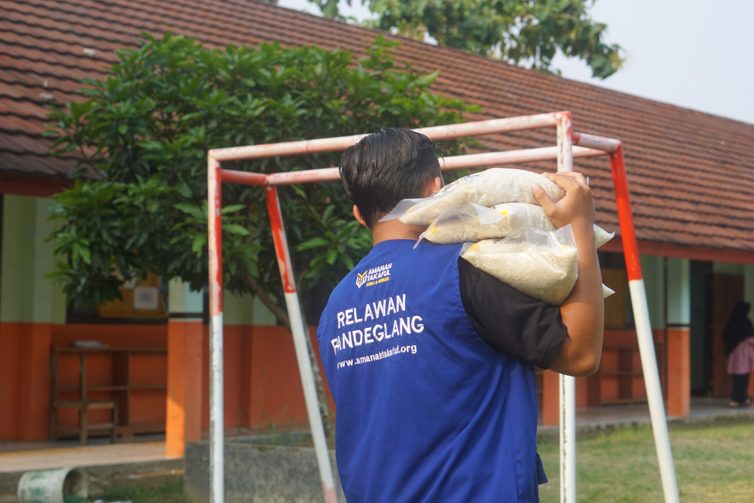 Amanah Takaful Bantu Santri dan Anak-Anak di Pandeglang dengan Beras dan Al-Qur’an
