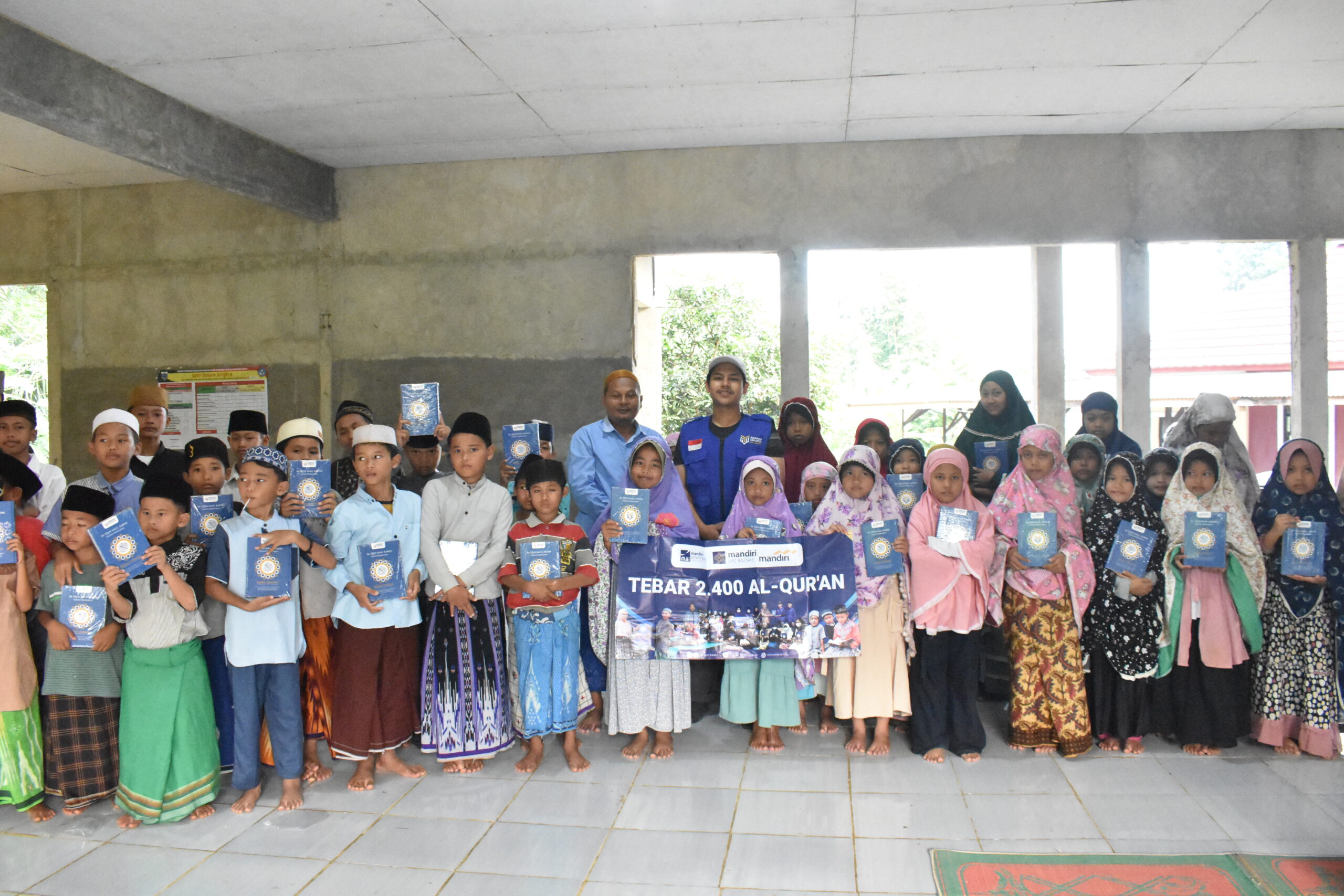 Amanah Takaful Sebar Kebaikan di Kaki Gunung Aseupan, Santri Gembira Dapat Al-Qur’an Baru