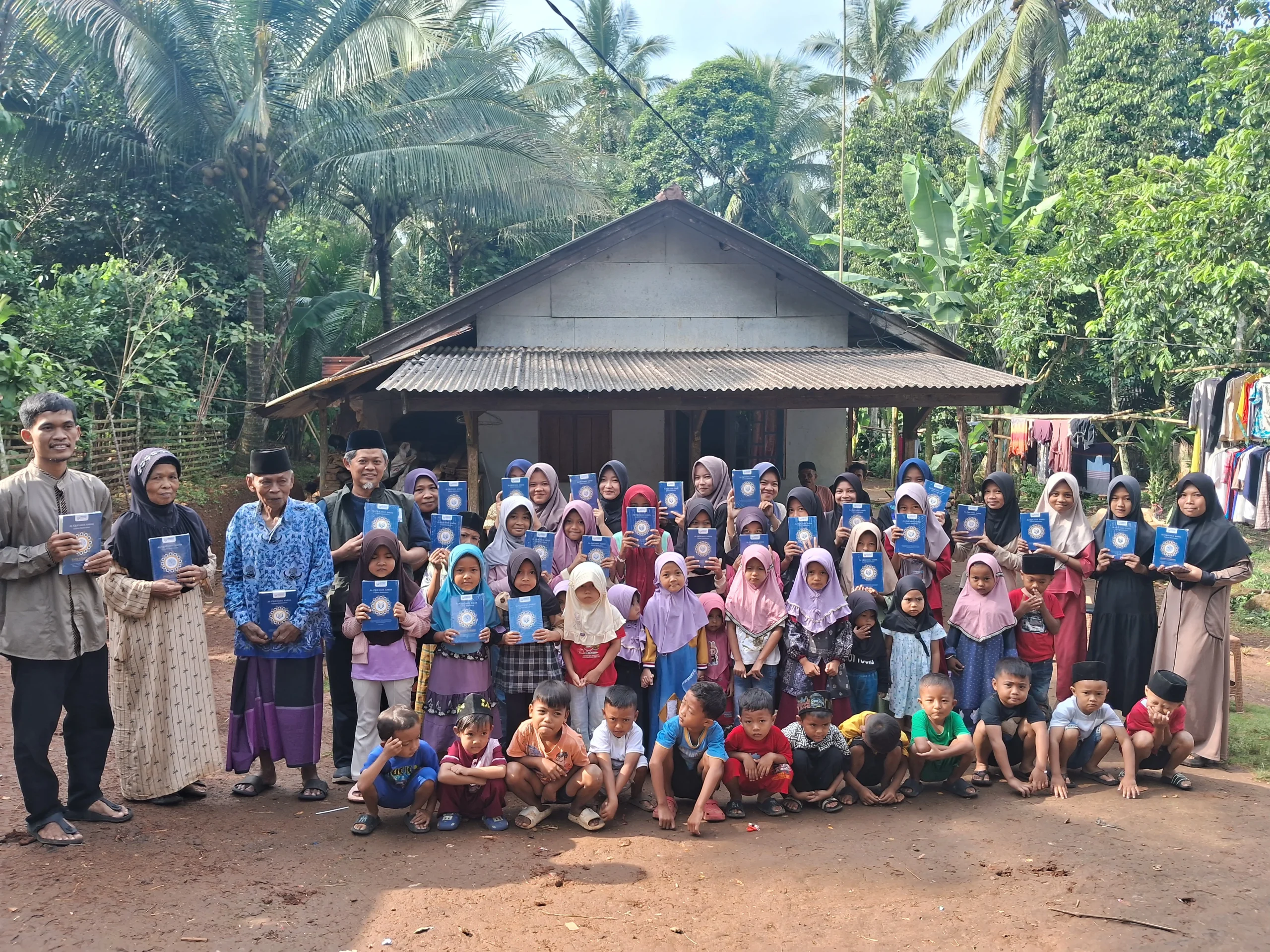 Penyaluran Al-Qur’an di Kampung Jaraja, Lebak: 50 Mushaf Diserahkan untuk Santri TPQ dan Warga