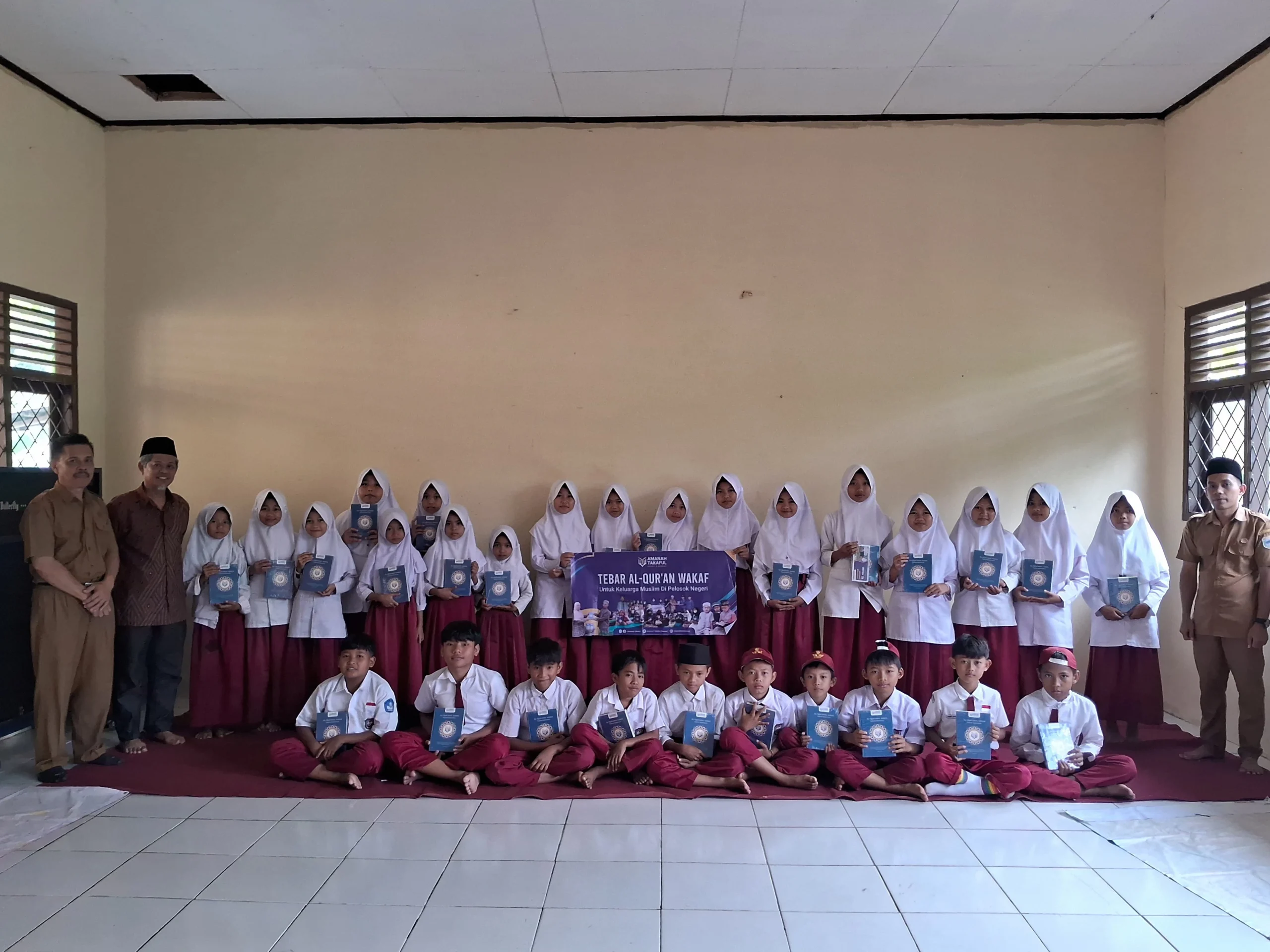 Khataman Al-Qur’an di SDN Sukajadi 3 Cibaliung: 30 Siswa Terima Mushaf untuk Program Ramadan