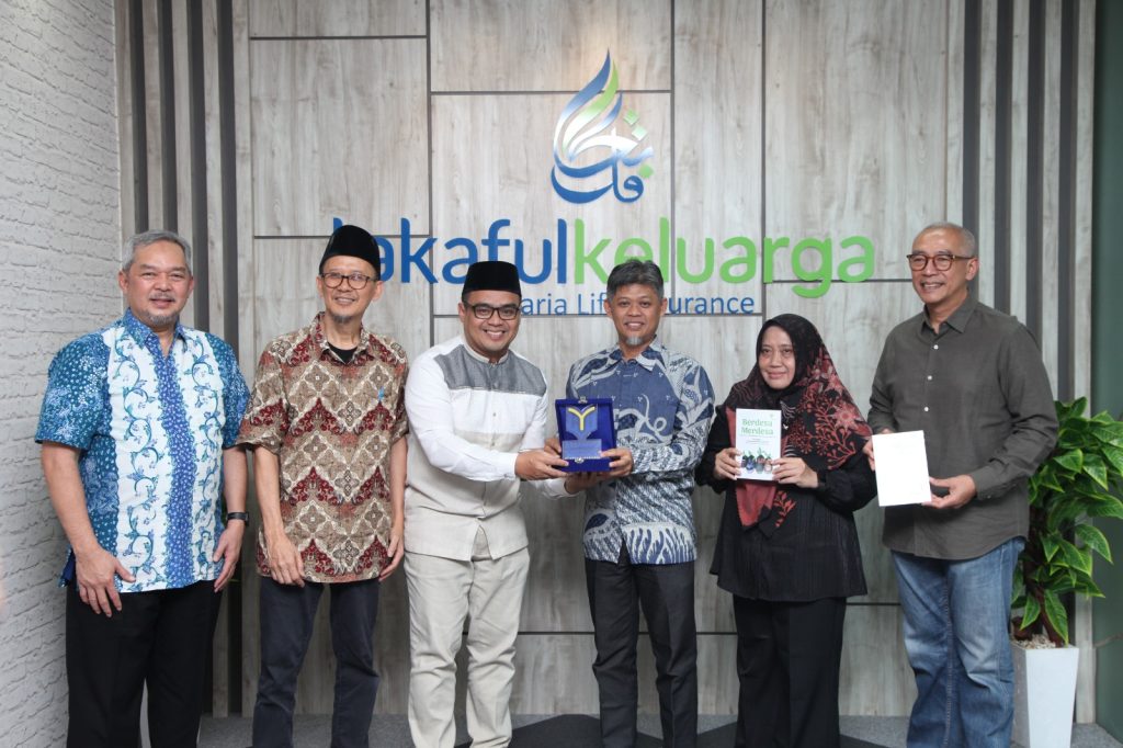 Foto Penyerahan Plakat sebagai Penghargaan Kepada PT Asuransi Takaful Keluarga