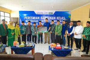 Penandatangan prasasti peresmian madrasah
