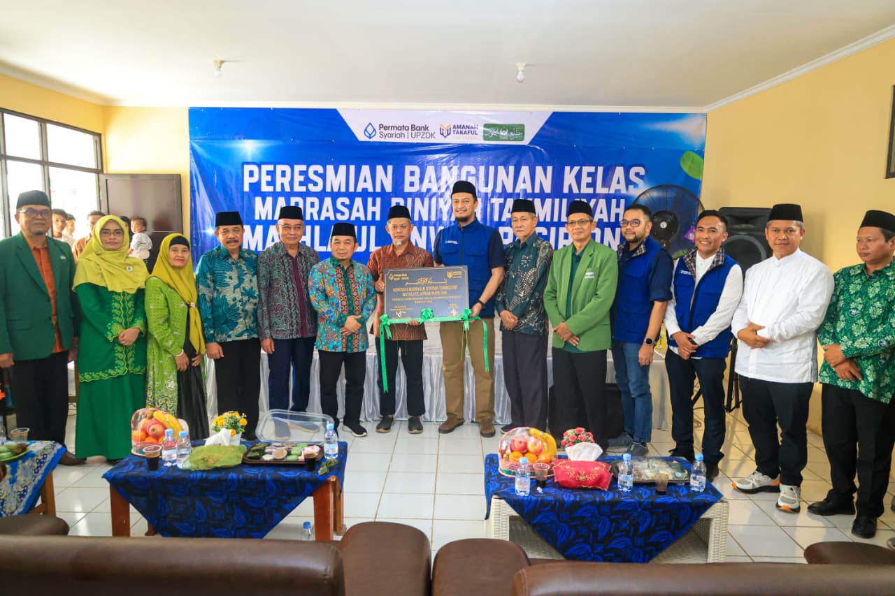 Penandatangan prasasti peresmian madrasah
